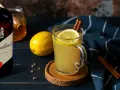 Rozgrzewający napój z whisky, cytryną i cynamonem. Idealny na chłodne wieczory.