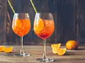 Dwa orzeźwiające Aperol Spritze z pomarańczą i lodem. Aperol ile procent? 11%.