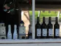 Dwa ozdobne latarnie morskie, butelki Cava, Prosecco i wina "Douce Nature" - czy wino to alkohol?