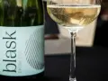 Butelka i kieliszek musującego wina "Blask Extra Dry". Czy prosecco to wino? Tak, to wino!