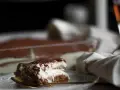 Pyszne tiramisu z kawą i kakao. Zastanawiasz się, jaki alkohol do tiramisu? Spróbuj amaretto lub rumu!