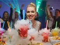 Impreza z drinkami i dymem. Czy suchy lód jest jadalny? Nie, ale wygląda efektownie w napojach!