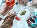 Aperitif Pamplemousse z winogronami, serem i bagietką. Idealny na letnie popołudnie.
