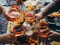 Wznosimy kieliszki z różowym winem, delektując się serami i owocami. Idealny moment na rozmowy i pytanie: digestif co to?