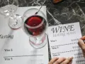 Degustacja wina, gdzie notuje się wrażenia. "Serve chilled wino co to znaczy?" - to pytanie o temperaturę podania.