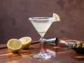 Martini bianco z czym pić? Z cytryną i oliwkami, idealny na letnie wieczory.