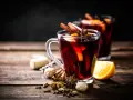 Aromatyczne grzane wino bezalkoholowe z pomarańczą i przyprawami korzennymi, idealne na zimowe wieczory.