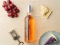 Różowe wino z winogron deserowych, biała czekolada z malinami i kawałek sernika z jagodami.