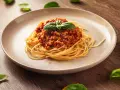 Pyszne spaghetti bolognese z bazylią. Idealne pytanie: jakie wino do bolognese?