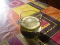 Orzeźwiający martini ze spritem i plasterkiem cytryny, stojący na kolorowym obrusie.