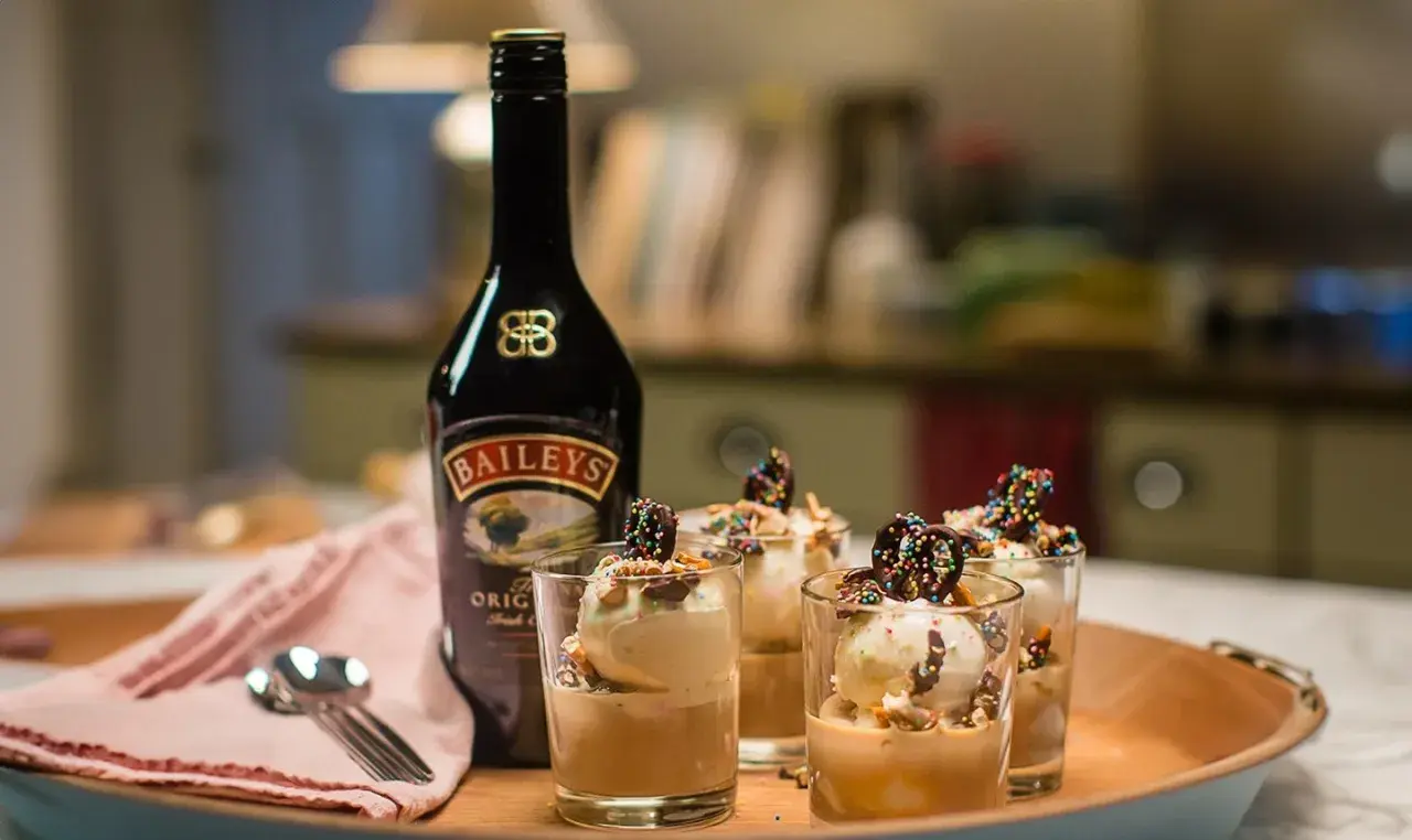 Butelka Baileys i cztery pucharki z lodami i czekoladowymi ozdobami. Idealny deser, by sprawdzić, baileys co to za smak!