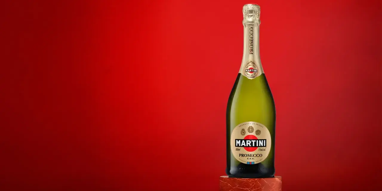 Butelka Martini Prosecco na tle czerwieni. Idealne na toast lub do drinków.