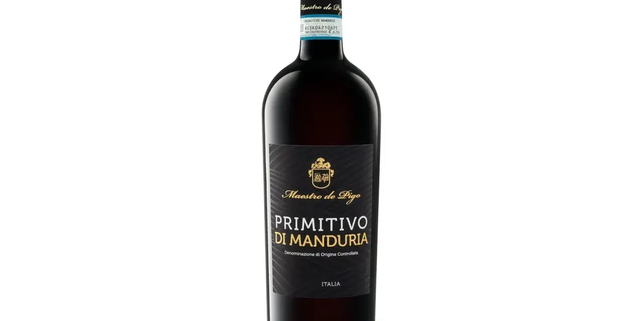 Butelka czerwonego, wytrawnego wina Primitivo di Manduria Maestro de Pigo. Idealne do kolacji.