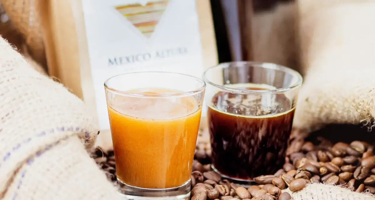 Pyszny likier kawowy przepis. Dwa kieliszki z napojami, ziarna kawy i worek z napisem "Mexico Altura".