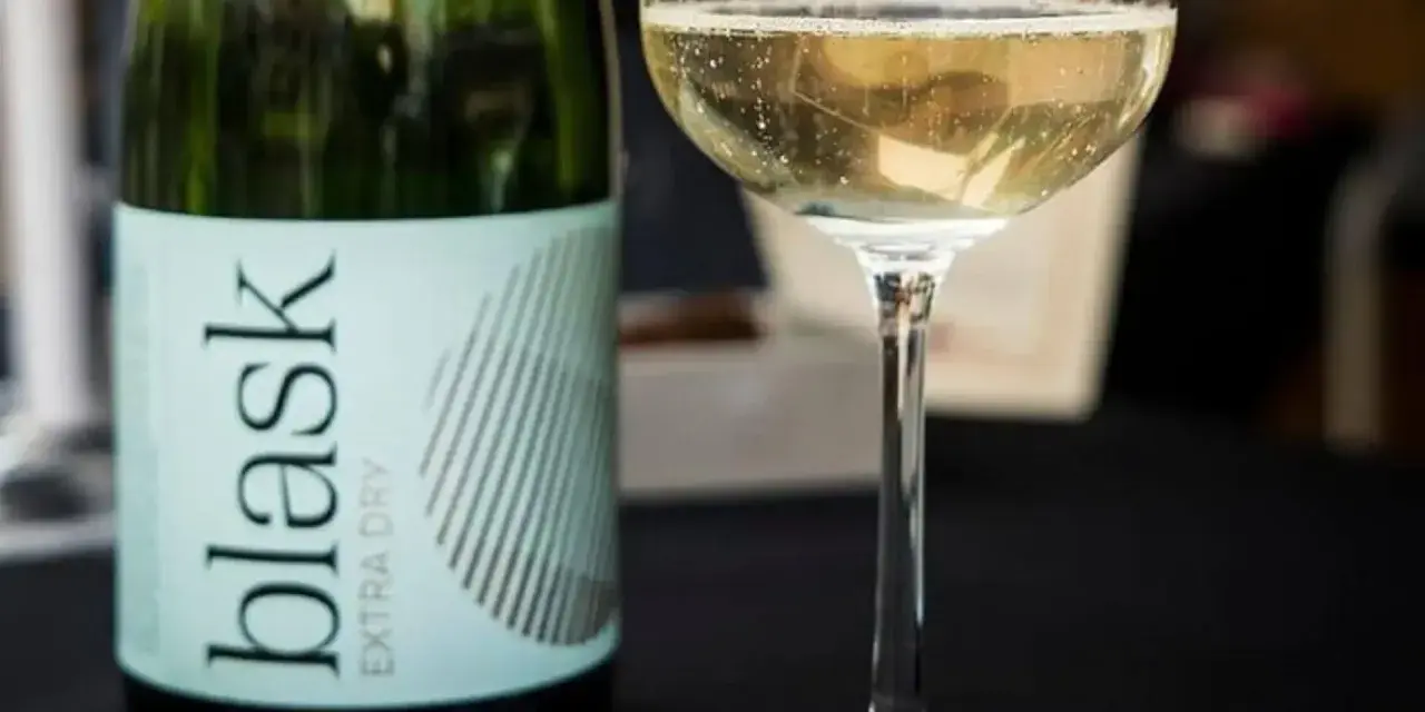 Butelka i kieliszek musującego wina "Blask Extra Dry". Czy prosecco to wino? Tak, to wino!
