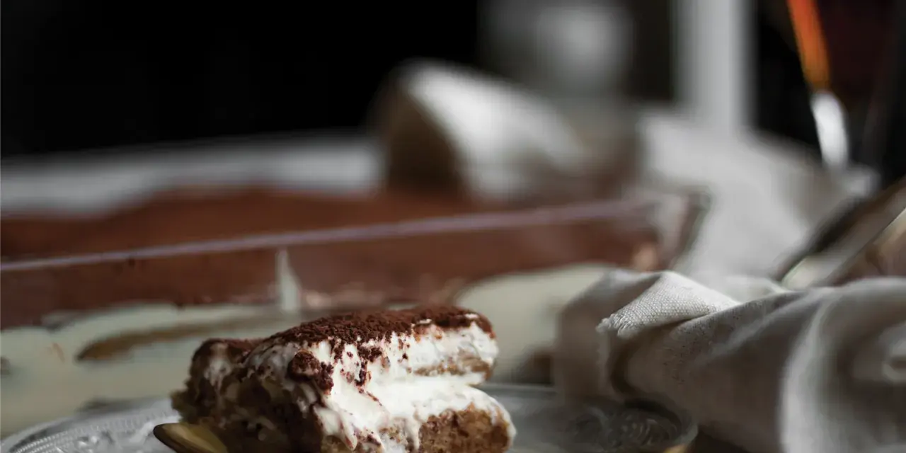 Pyszne tiramisu z kawą i kakao. Zastanawiasz się, jaki alkohol do tiramisu? Spróbuj amaretto lub rumu!