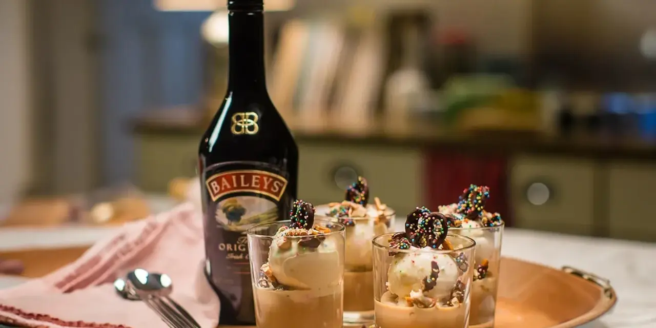 Butelka Baileys i cztery pucharki z lodami i czekoladowymi ozdobami. Idealny deser, by sprawdzić, baileys co to za smak!