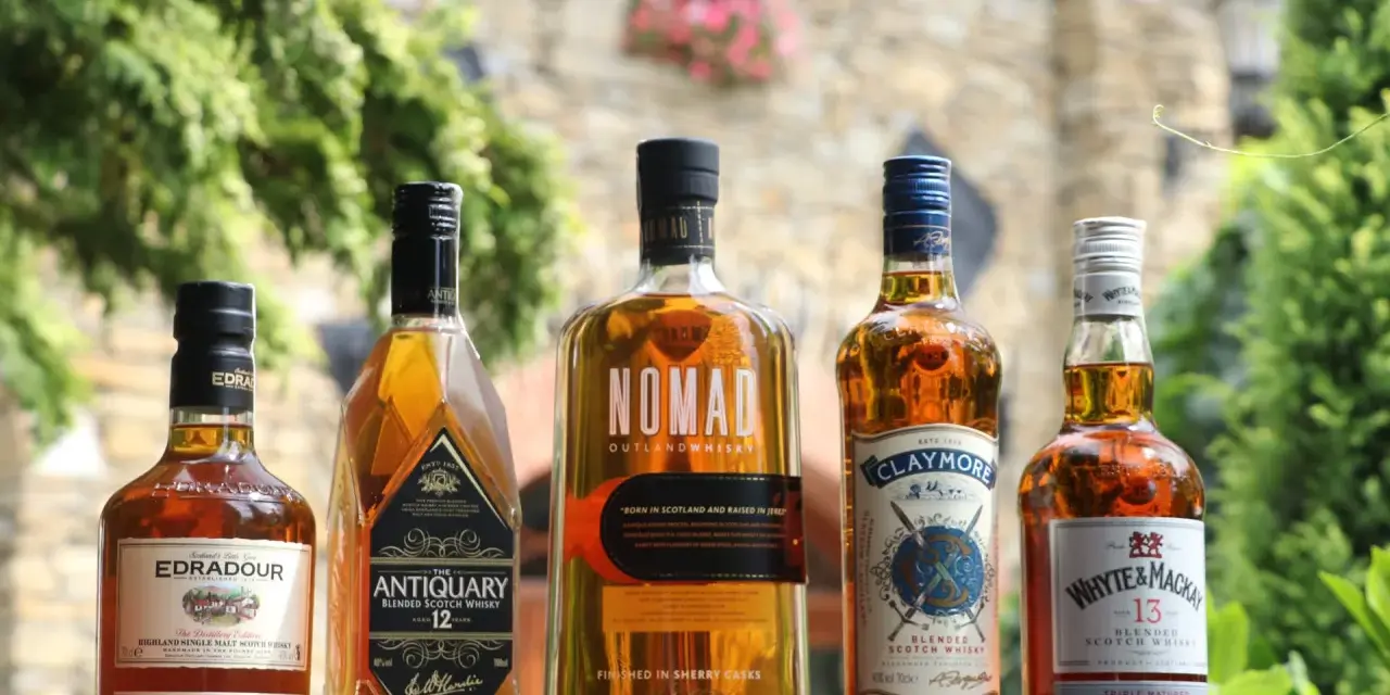Pięć butelek whisky: Edradour, Antiquary, Nomad, Claymore i Whyte & Mackay. Idealny wybór, by ustalić, ile whisky na wesele potrzebujesz.