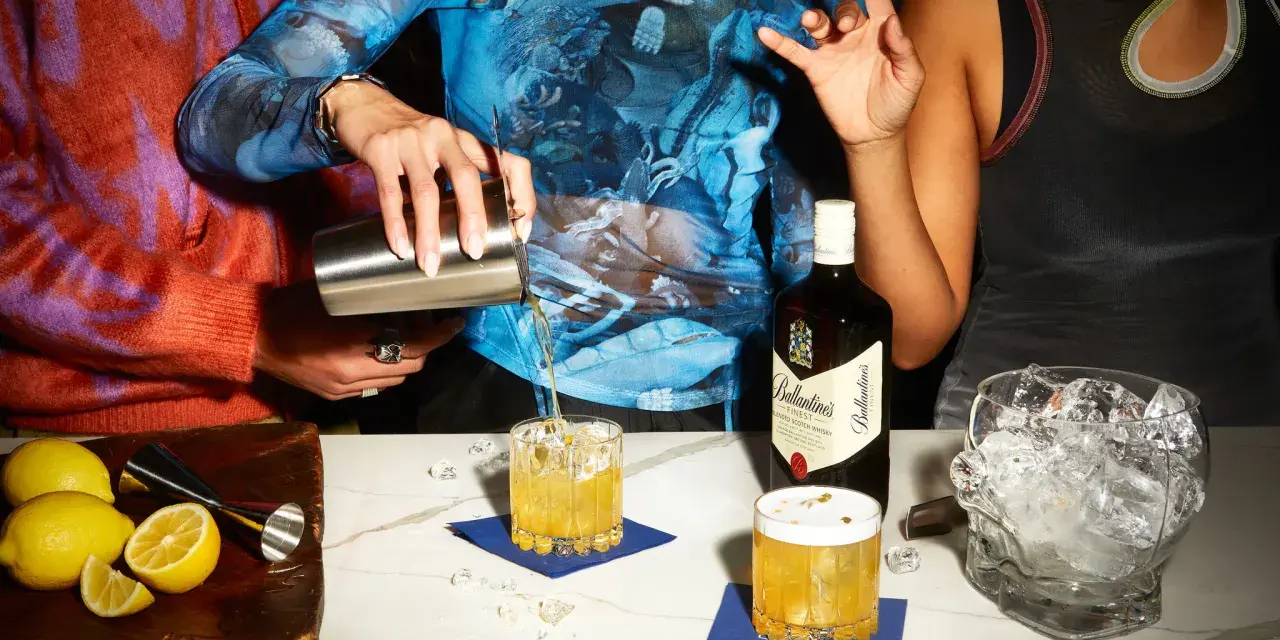 Przygotowanie drinków: whisky z syropem klonowym, cytryny i shaker na blacie.