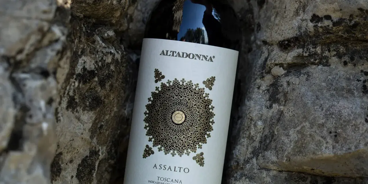 Butelka wina Altadonna Assalto Toscana, być może najdroższe wino w Polsce, spoczywa wśród kamieni.