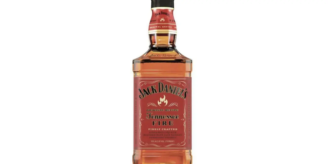 Butelka Jack Daniel's Fire. Idealny do picia solo lub z colą.