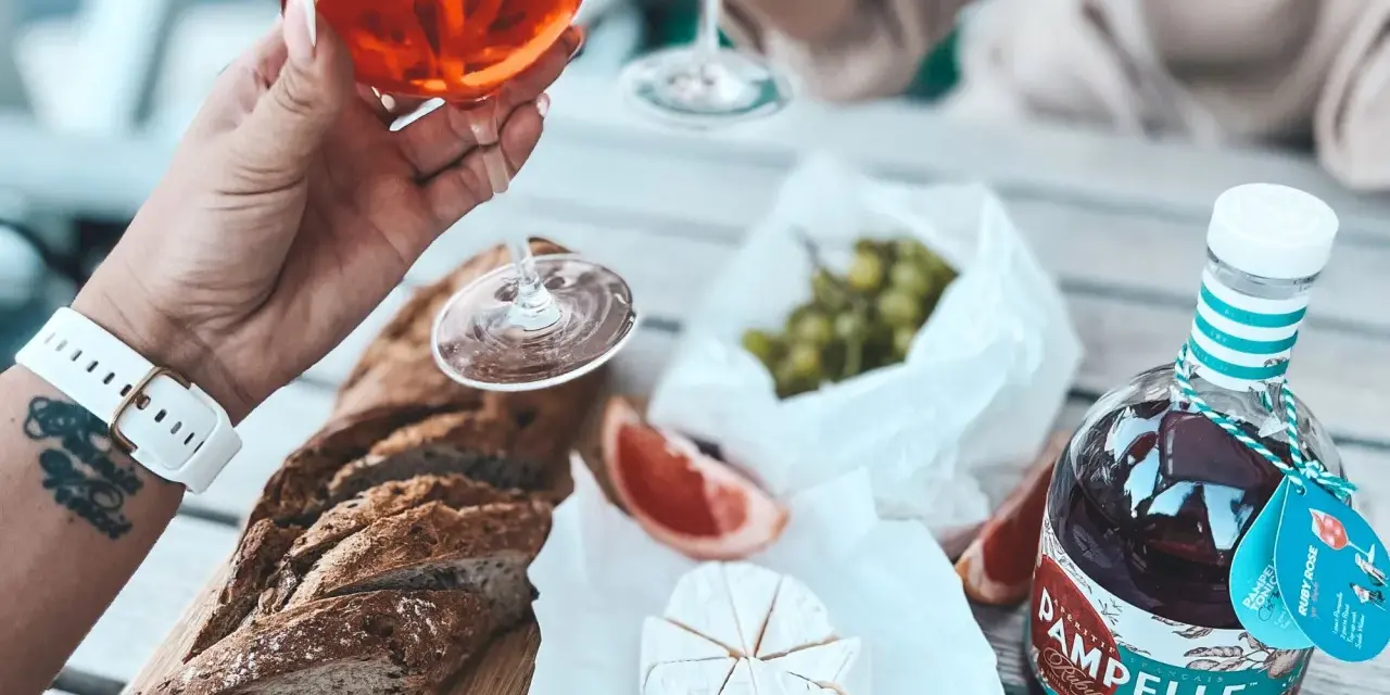 Aperitif Pamplemousse z winogronami, serem i bagietką. Idealny na letnie popołudnie.