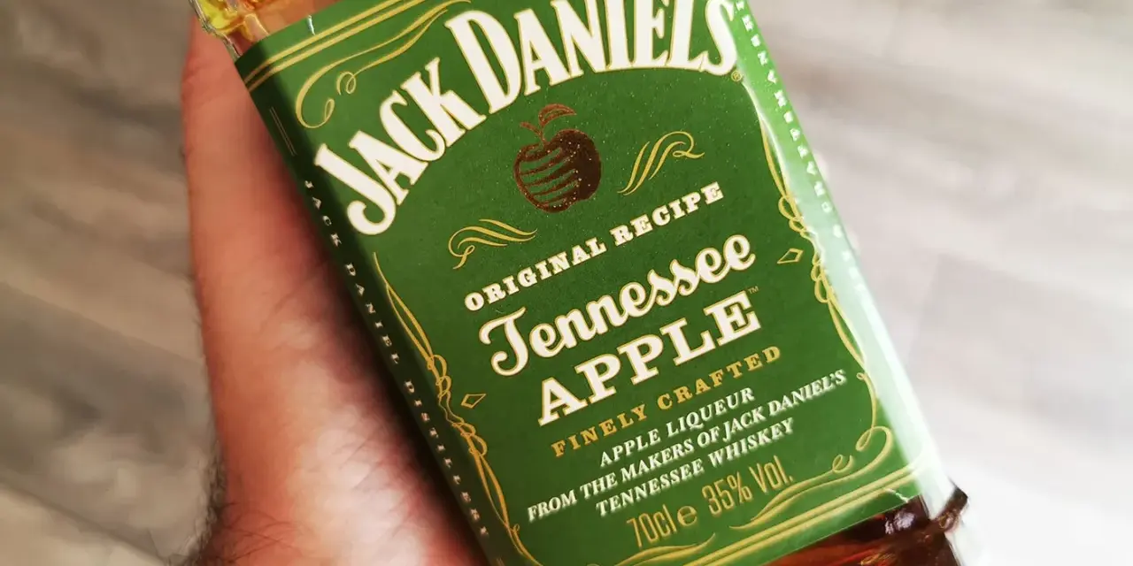 Jack Daniel's Tennessee Apple - świetny wybór! Pij go solo, z lodem lub z colą. Idealny na każdą okazję.