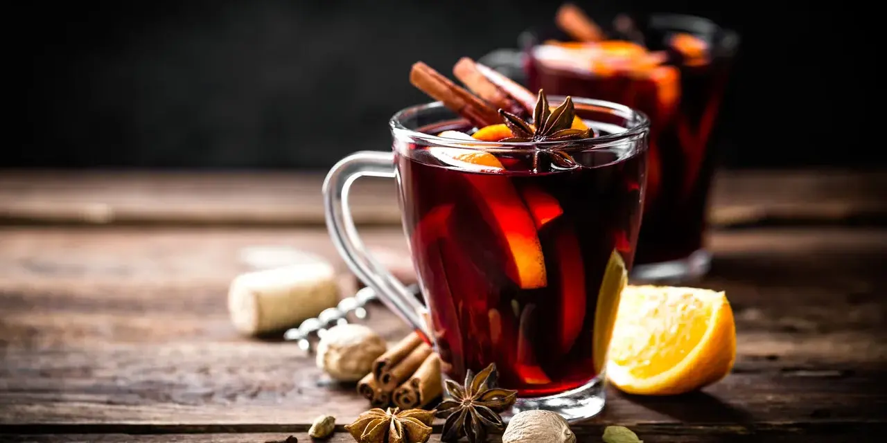 Aromatyczne grzane wino bezalkoholowe z pomarańczą i przyprawami korzennymi, idealne na zimowe wieczory.