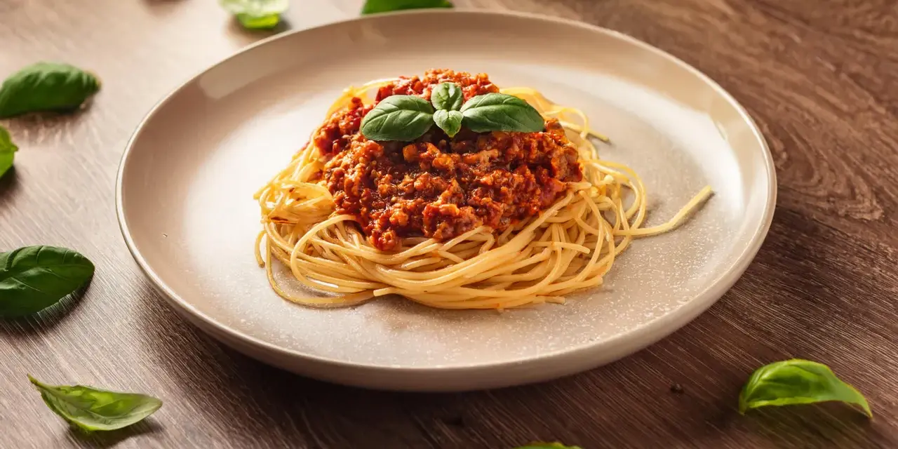 Pyszne spaghetti bolognese z bazylią. Idealne pytanie: jakie wino do bolognese?