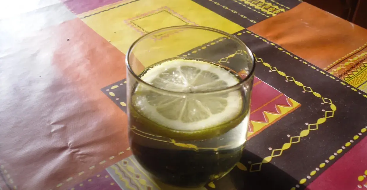 Orzeźwiający martini ze spritem i plasterkiem cytryny, stojący na kolorowym obrusie.