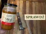 Słoik miodu gryczanego z pasieki rodzinnej, obok pszczelarskie narzędzia. Pyszny alkohol z miodu czeka!