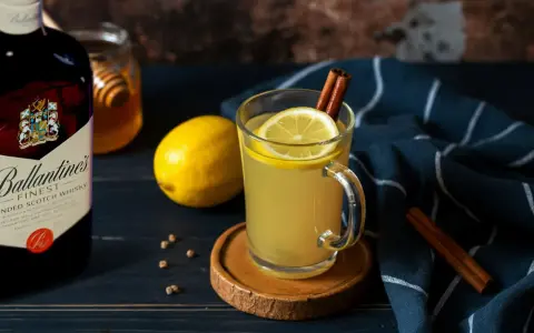 Rozgrzewający napój z whisky, cytryną i cynamonem. Idealny na chłodne wieczory.