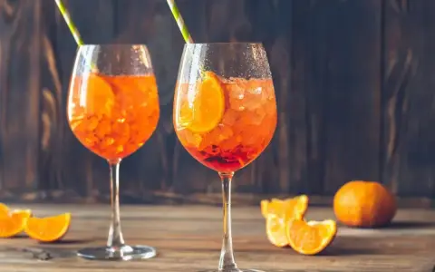 Dwa orzeźwiające Aperol Spritze z pomarańczą i lodem. Aperol ile procent? 11%.