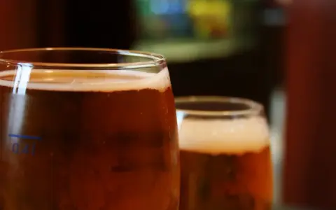 Dwa kufle złocistego piwa z pianką. Idealne na upalny dzień, choć do ich zrobienia potrzeba więcej niż tylko chęci.