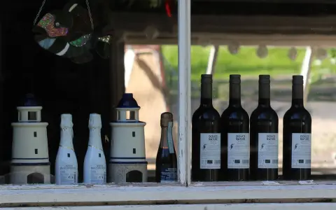 Dwa ozdobne latarnie morskie, butelki Cava, Prosecco i wina "Douce Nature" - czy wino to alkohol?
