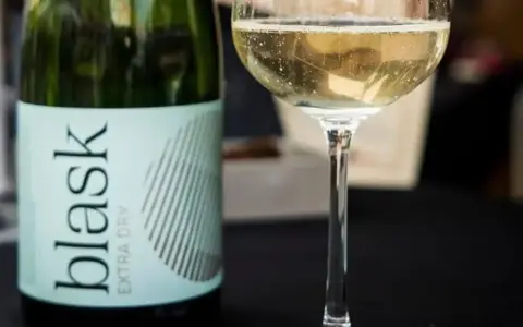 Butelka i kieliszek musującego wina "Blask Extra Dry". Czy prosecco to wino? Tak, to wino!