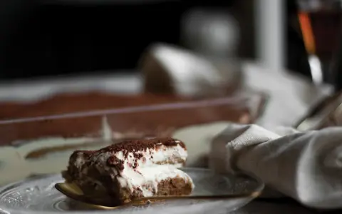 Pyszne tiramisu z kawą i kakao. Zastanawiasz się, jaki alkohol do tiramisu? Spróbuj amaretto lub rumu!