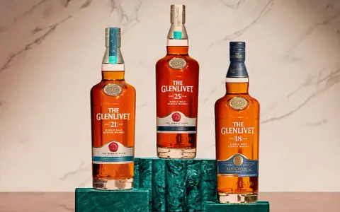 Trzy butelki The Glenlivet: 21, 25 i 18 lat. Każda butelka to mały anioł, który zabiera część whisky, tworząc "whisky angel share".
