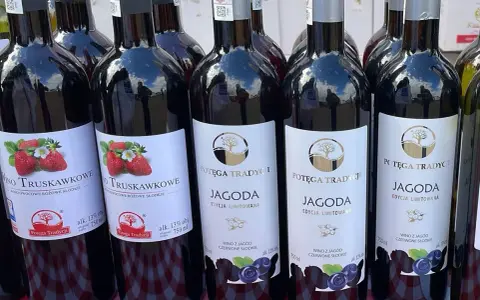 Butelki z winem truskawkowym i jagodowym. Tanie wino owocowe, idealne na letnie wieczory.