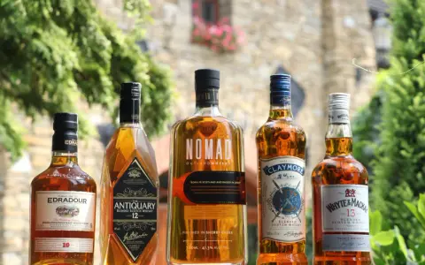 Pięć butelek whisky: Edradour, Antiquary, Nomad, Claymore i Whyte & Mackay. Idealny wybór, by ustalić, ile whisky na wesele potrzebujesz.