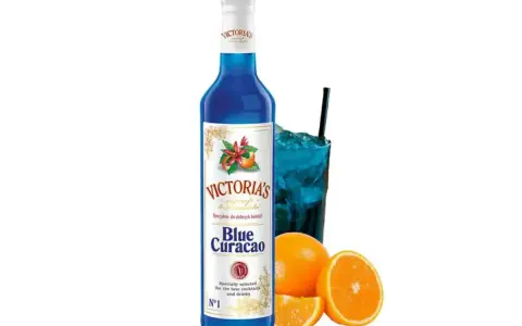 Błękitny syrop Blue Curacao Victoria's, idealny do drinków. Zobacz przepis na orzeźwiający koktajl!