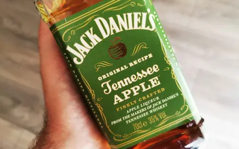 Jack Daniel's Tennessee Apple - świetny wybór! Pij go solo, z lodem lub z colą. Idealny na każdą okazję.