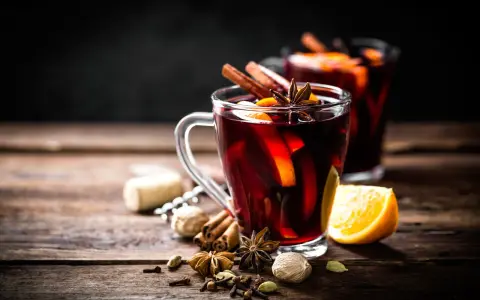 Aromatyczne grzane wino bezalkoholowe z pomarańczą i przyprawami korzennymi, idealne na zimowe wieczory.