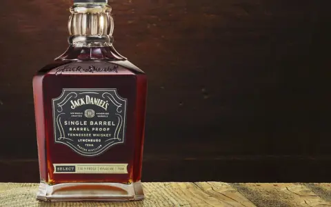 Butelka Jack Daniel's Single Barrel. Wyjątkowy smak, który przenosi wprost do Lynchburga.