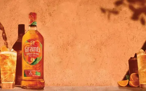 Orzeźwiający Grant's Summer Orange Spirit Drink z pomarańczą i lodem. Idealny przepis na letni drink.