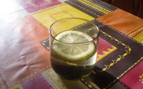 Orzeźwiający martini ze spritem i plasterkiem cytryny, stojący na kolorowym obrusie.