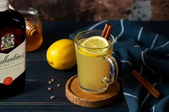 Rozgrzewający napój z whisky, cytryną i cynamonem. Idealny na chłodne wieczory.
