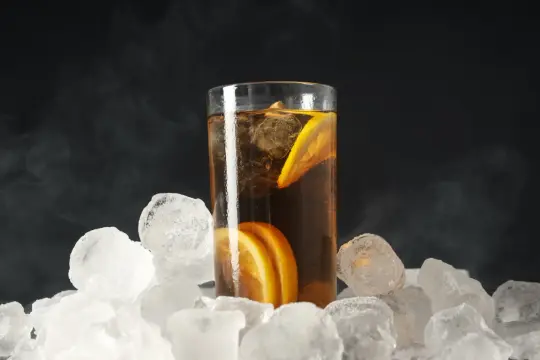 Orzeźwiający drink z lodem i plasterkami pomarańczy. Jak pić ricard alkohol? Najlepiej schłodzony!