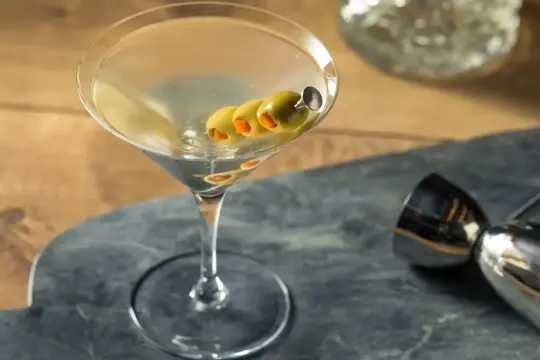 Klasyczny martini, jak u Jamesa Bonda, z trzema oliwkami na wykałaczce.