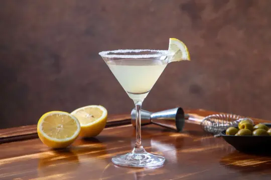 Orzeźwiający martini z cytryną i solą na kieliszku. Zastanawiasz się, martini ile procent? To zależy od składników!